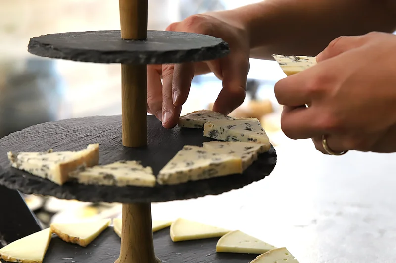 l'image d'un fromage de type bleu coupé en dés.