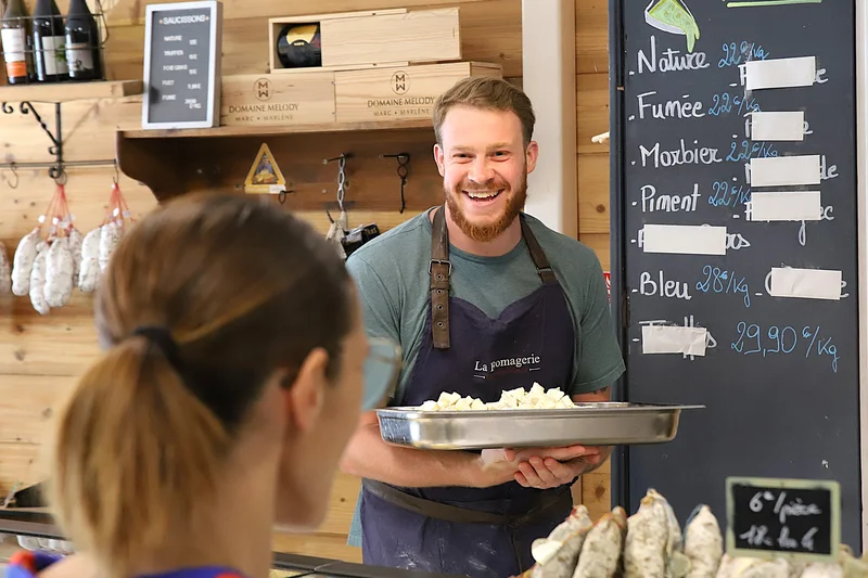 l'image d'un salarié de la fromagerie.