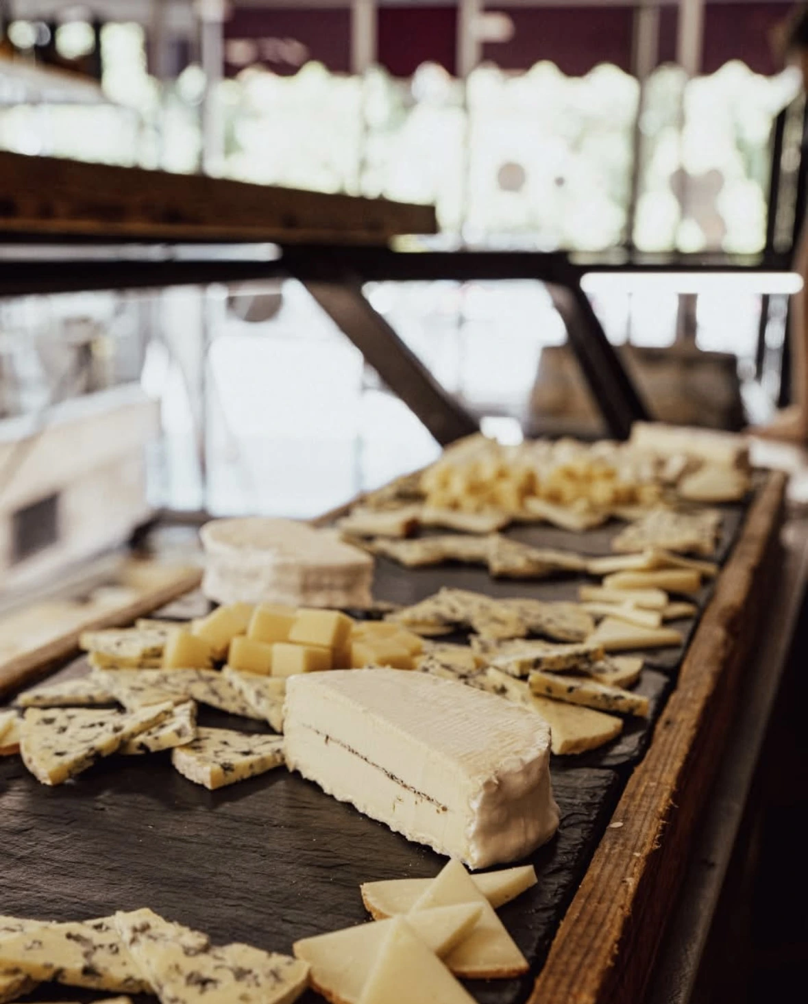 Une image d'un étalage de  fromages
