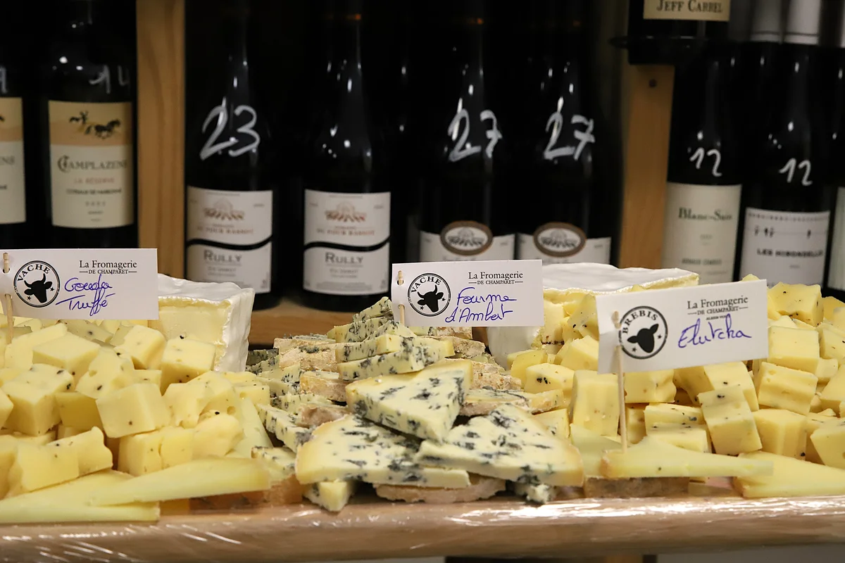 un plateau de fromage.