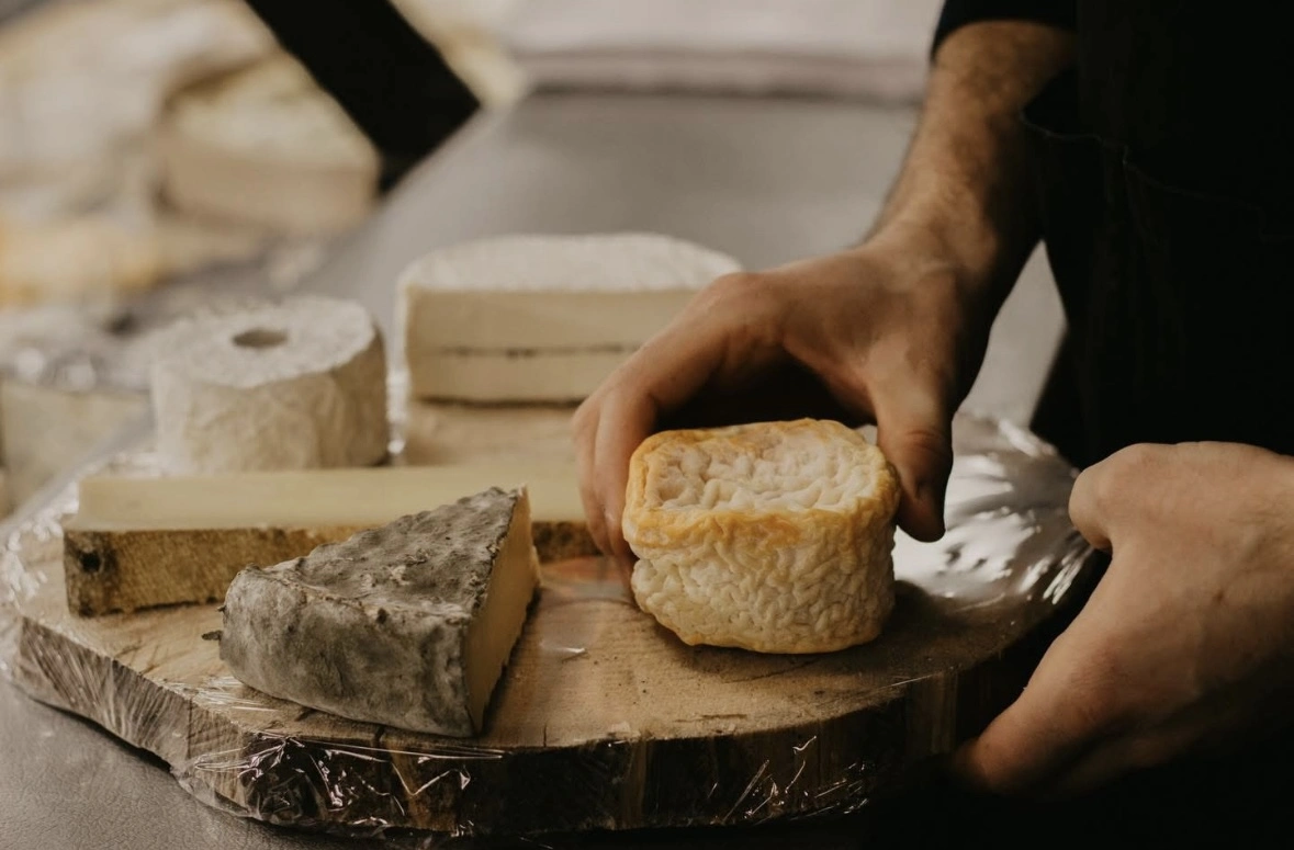 Une image d'un étalage de fromages.