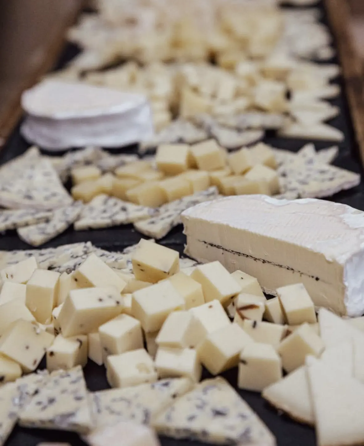 l'image d'un fromage de type Comté coupé en dés.
