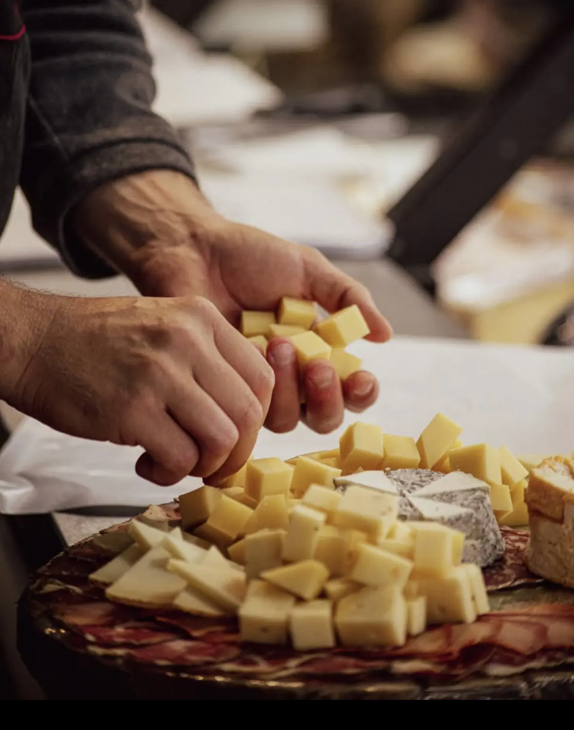 Une image de fromage dans les mains d'une personne.