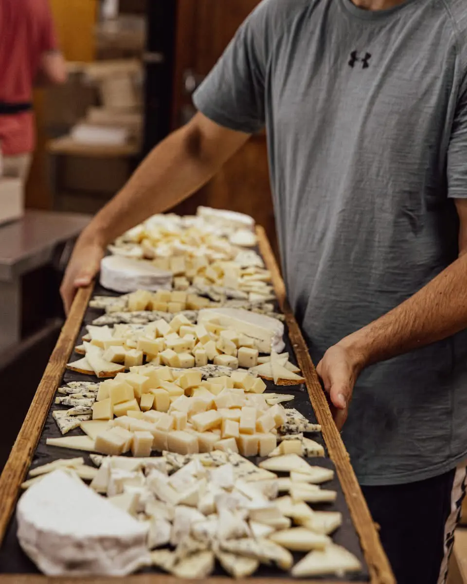 un plateau de fromage.