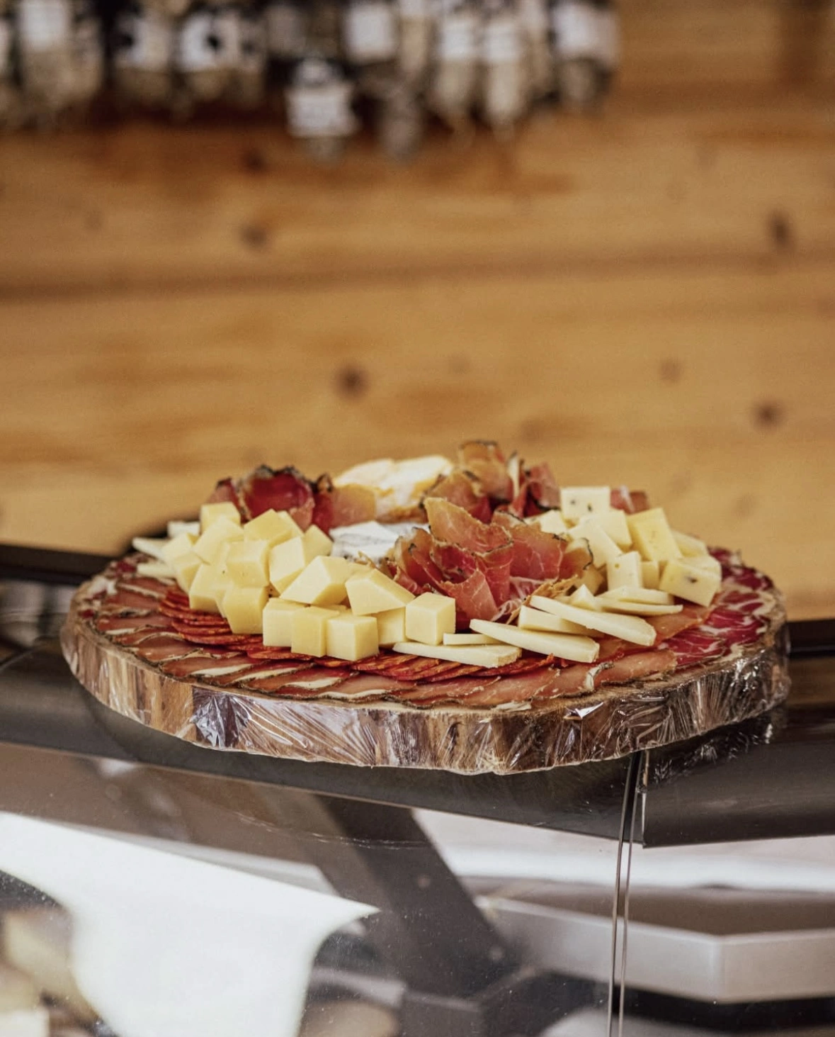 une image d'un plateau de fromage et de charcuterie.