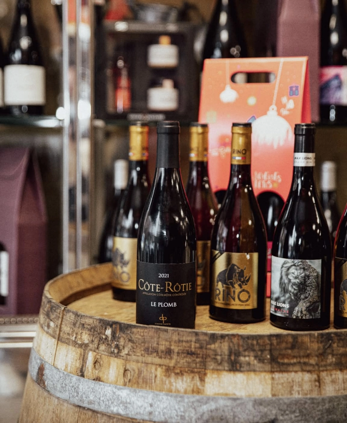 une image de bouteille de vin rouge et blanc.